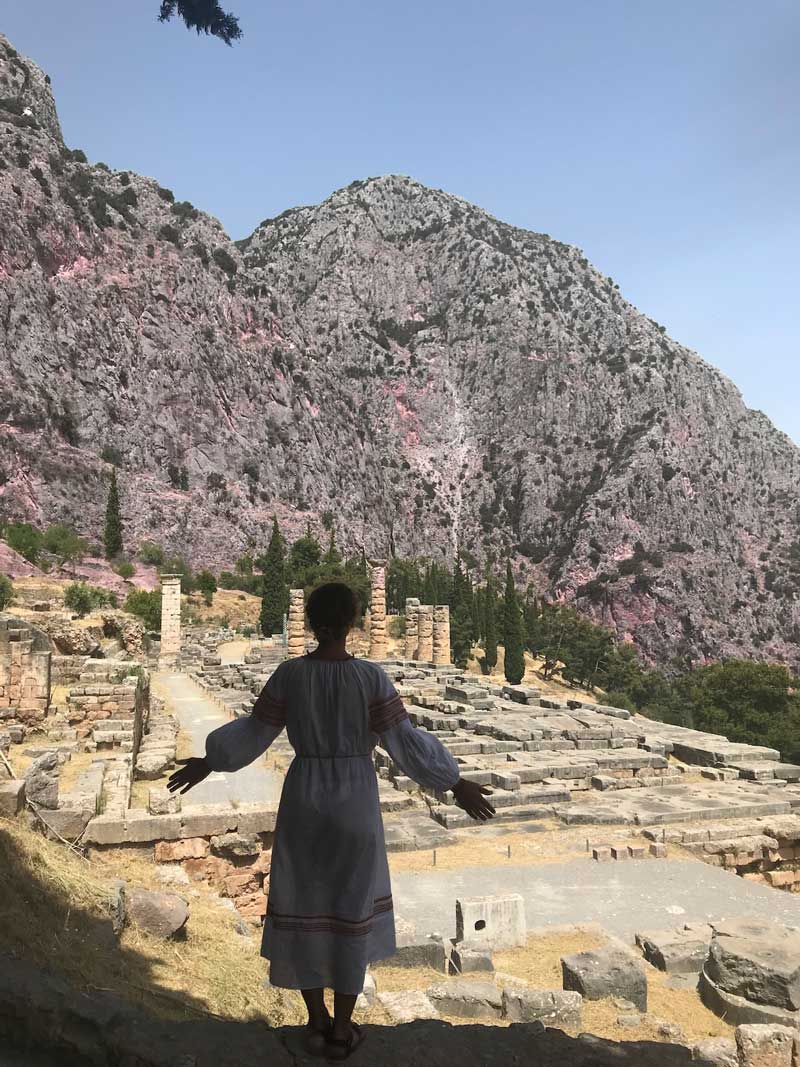 Η απίστευτη θέα πάνω από τον ναό του Απόλλωνα στους Δελφούς