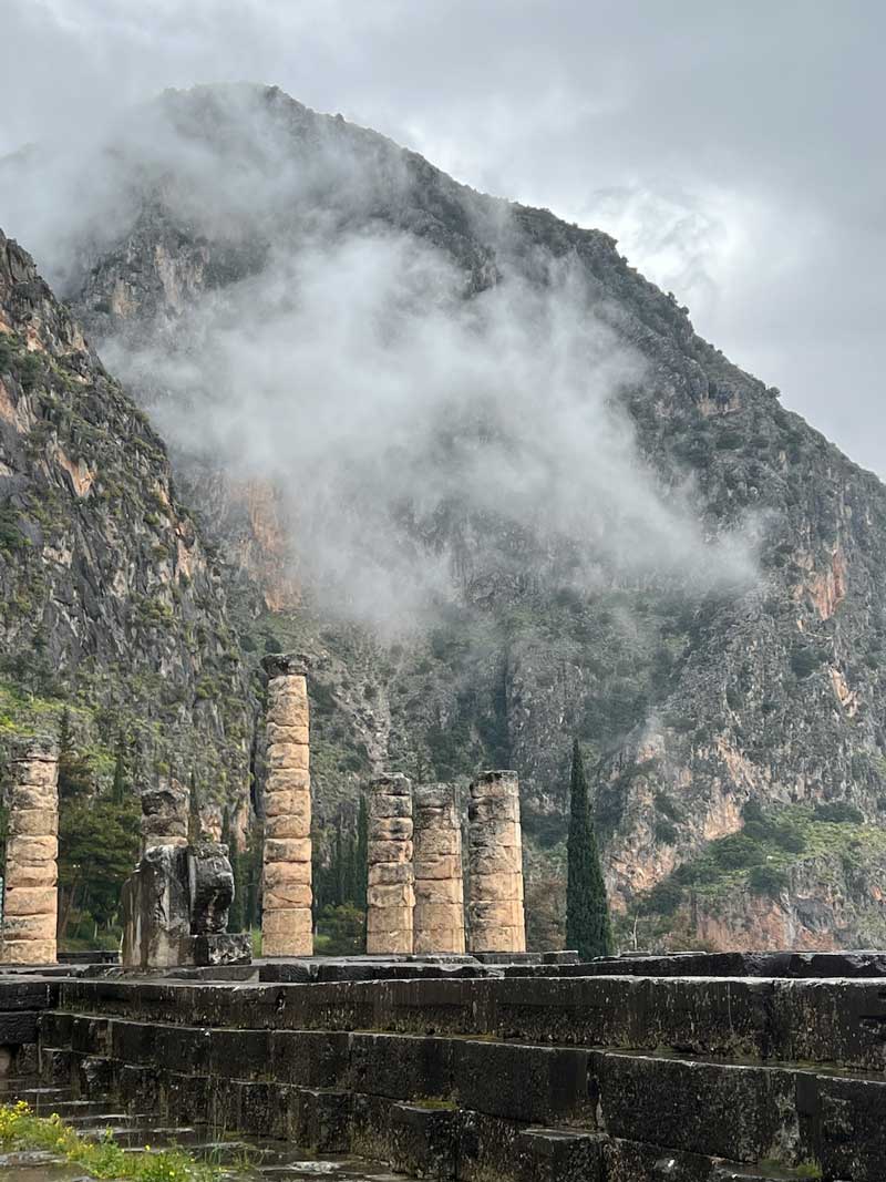 Η επιβλητική άποψη του γκρεμού στους Δελφούς